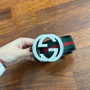 Men’s Gucci GG silver buckle leather belt.